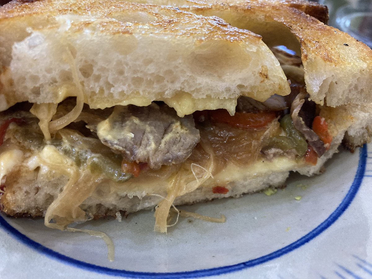 YoheyHCMLive's tweet image. ホーチミン・Tartineのサンドイッチ、フワッと上品かつ洗練されているのに豪快でジャンキーで食べ応えがあって、何という矛盾の産物…
まぁ、単純に美味しかったです✨
#おうちごはん #2020newyear