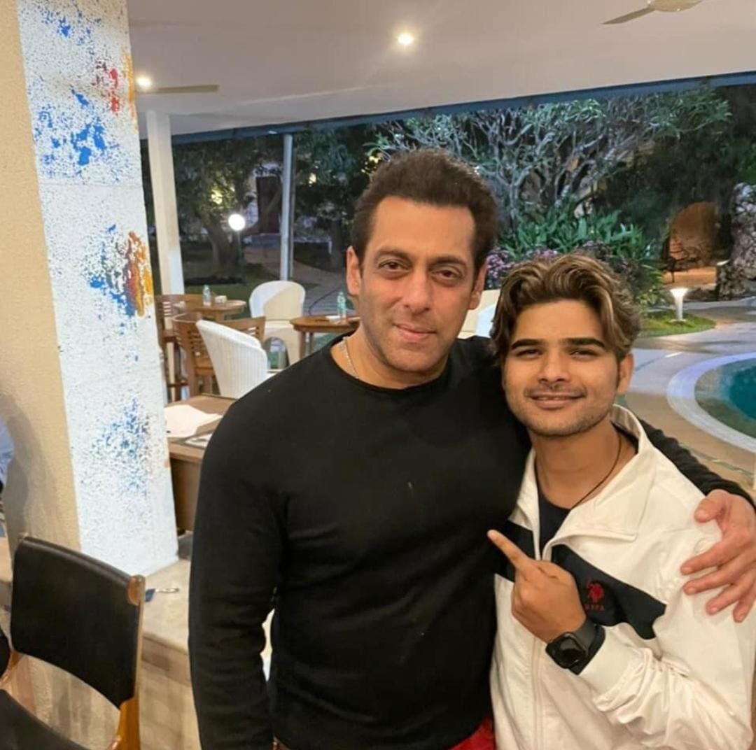 Shweta7770's tweet photo. All fresh #SalmanKhan’s recent click with #SalmanAli ❤️ As alwz rocking in black🔥 https://t.co/BDuWh3OoRs