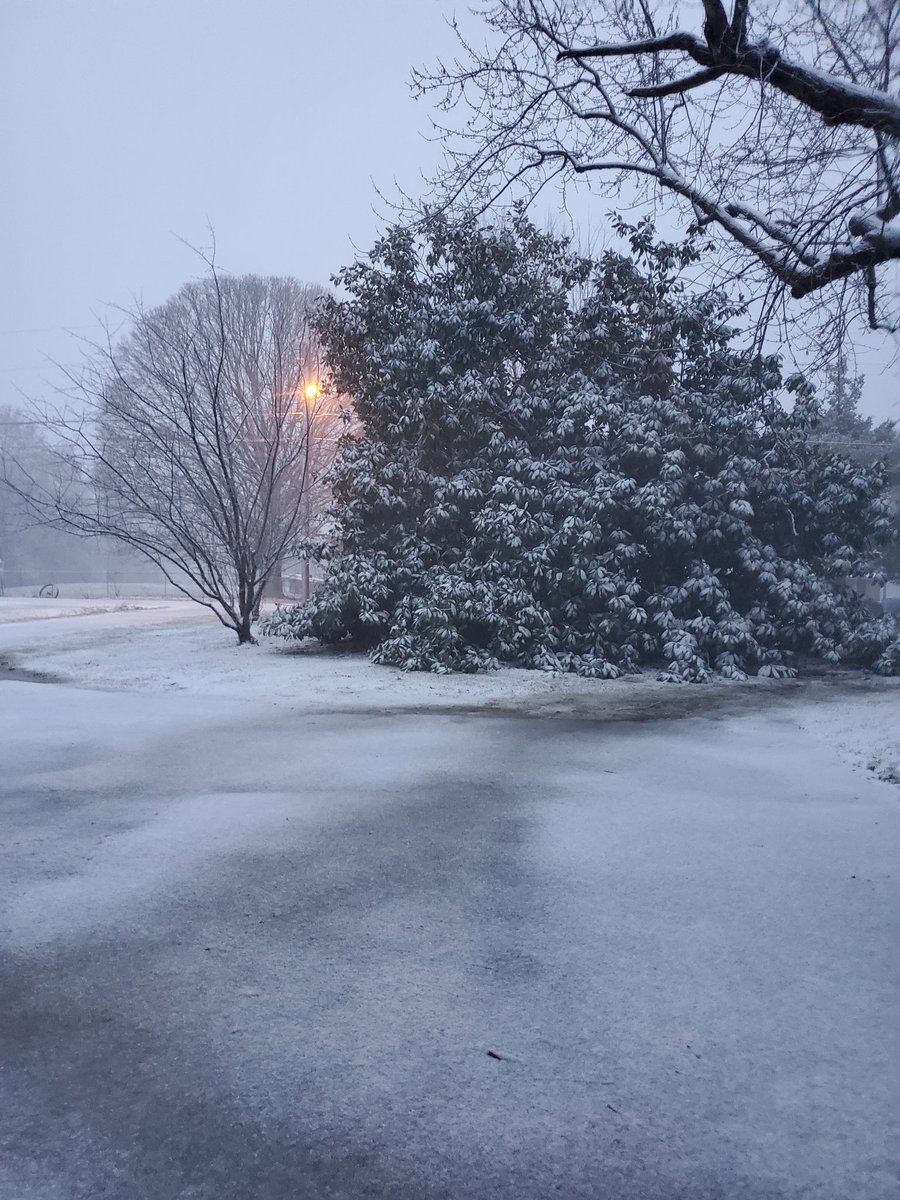 TechEdge2012's tweet photo. @StormWatch7 @Eileen7News Abell MD heavy snow and sleet. I think I heard thunder. https://t.co/l6pmv8zInC