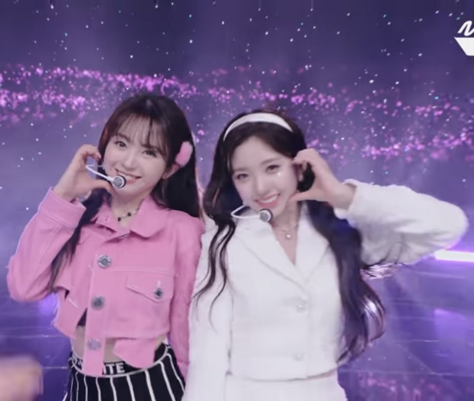 yeseothinker's tweet photo. my 143 girlies u made it 😢 https://t.co/qqcEvFRxRM