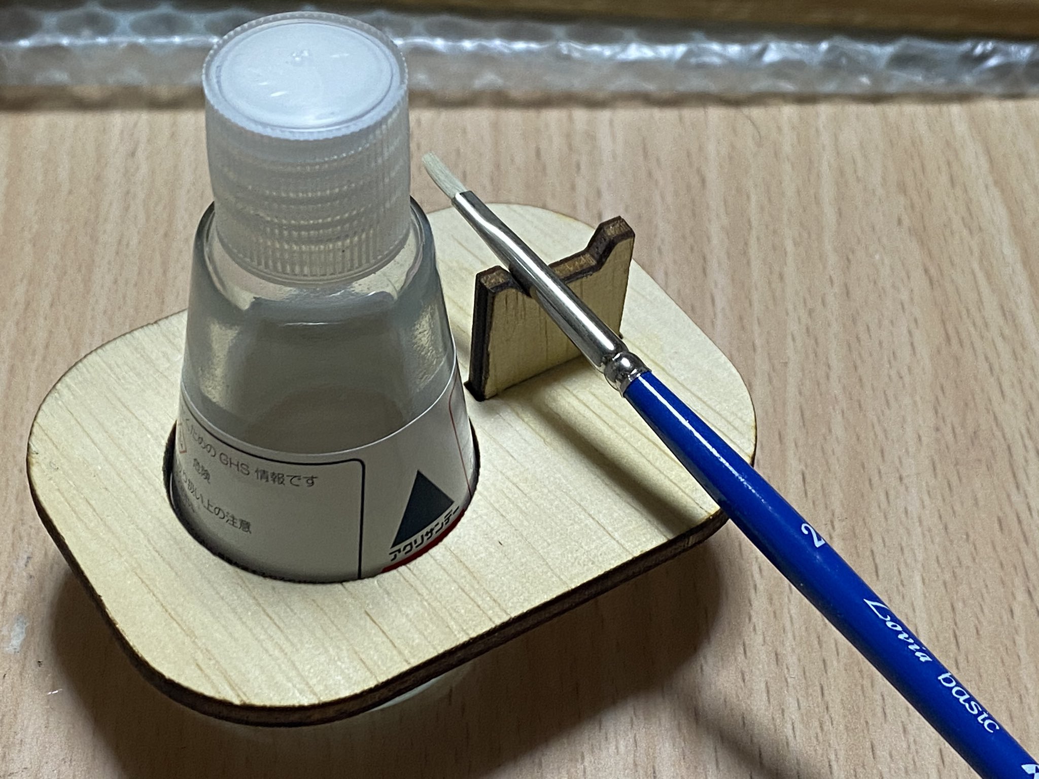 土佐正道 ふだん アクリル板の接着剤には面相筆を使ってますが いつかこのビン 倒してしまいそーだなー と心配なので 転倒しにくくしました T Co Ya9imovpce Twitter