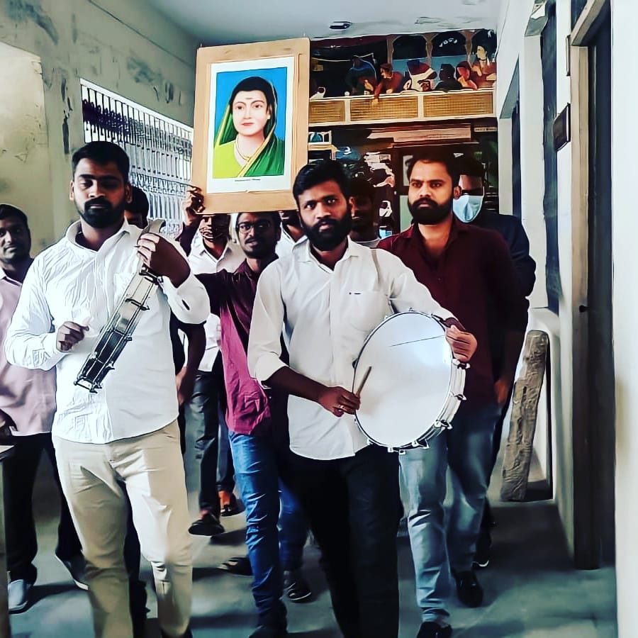 AMUDALAJITHEND1's tweet photo. జనవరి3ను ఉపాధ్యాయ దినోత్సవంగా ప్రకటించాలని డిమాండ్ చేయడం జరిగింది
జోహార్ చదువుల తల్లి సావిత్రిబాయి పూలే ఈరోజు పొట్టి శ్రీరాములు తెలుగువిశ్వ��ిద్యాలయంలో సావిత్రిబాయి పూలే జయంతి వేడుకలు నిర్వహించడం జరిగింది ఈకార్యక్రమంలోBFA,MFA,M PHIL,PHD విద్యార్థిని విద్యార్థులు పాల్గొనడం జరిగింది https://t.co/6hdt1vP6V2