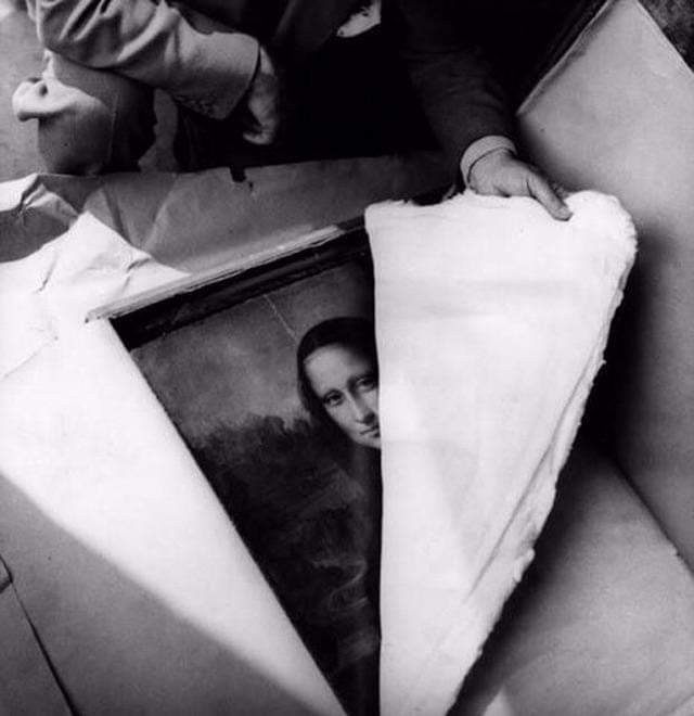 archeohistories's tweet photo. The Mona Lisa painting being opened after being hidden from German troops in 1939.

#archaeohistories https://t.co/alFZNRJLX4