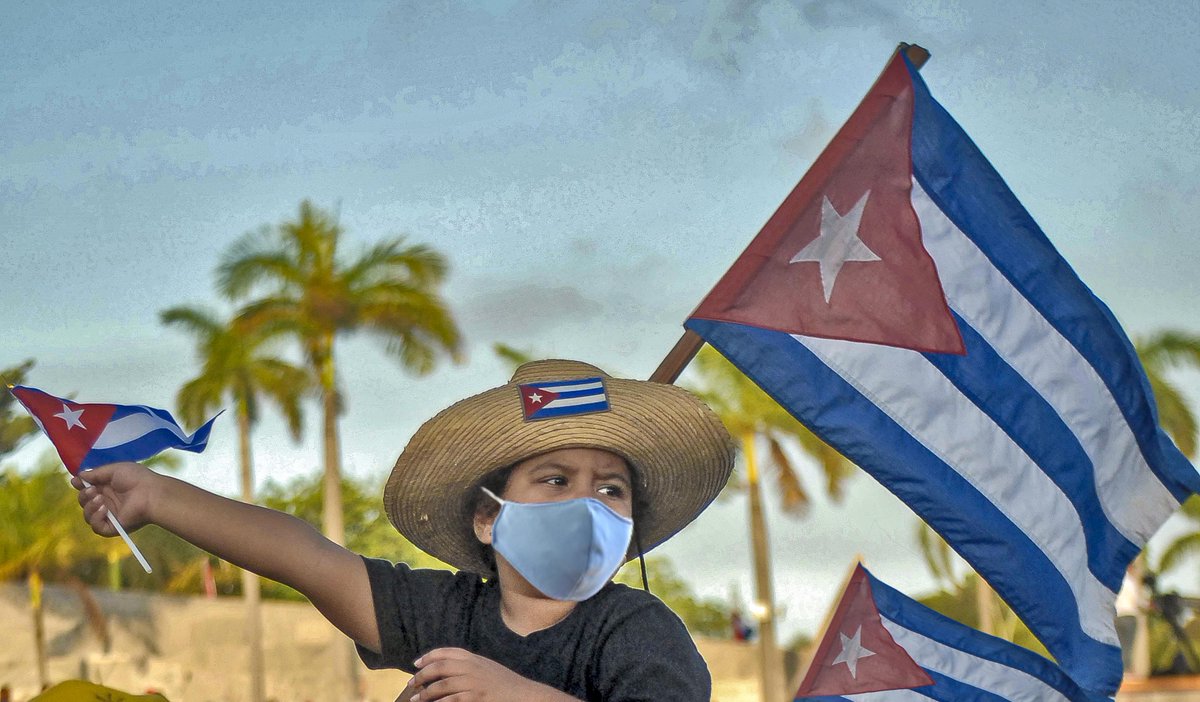 #Cuba🇨🇺 continuará cambiando lo que deba ser cambiado, sin ceder un ápice en sus principios, ni renunciar a sus aspiraciones de justicia social. Seremos los cubanos quienes decidamos el alcance de las transformaciones necesarias para llevar adelante a nuestro país.

#CubaVive