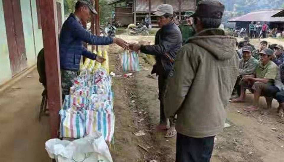 MayPaingTun3's tweet photo. Fighting the (MNDAA)and the MilitaryCouncil lasted for more than 5 months due to the continuous fighting by the MilitaryCouncil. People fled from the war for months. Living conditions are also difficult. #2022Jan3Coup #WhatsHappeningInMyanmar https://t.co/NFqQ9IUCZV https://t.co/OJWCu3JeJG