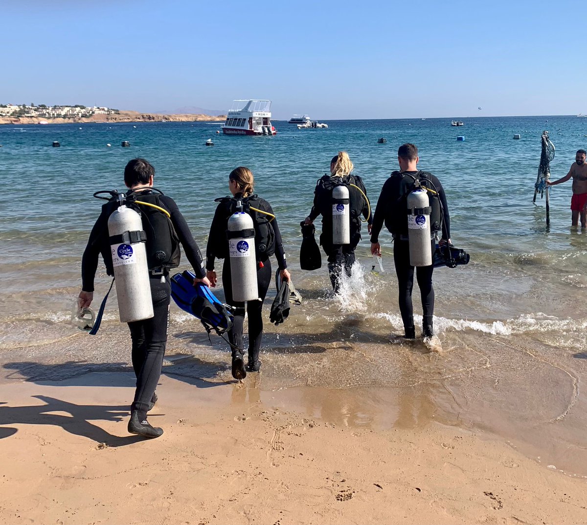 circle_divers's tweet photo. Hello 👋🏼 
From Sharm El Sheikh 😃

How is your new year looking like. Here we have Nicole taking her students Katia, Gianni and Evgenii for their first step to discover the underwater world, 
At the same time Ahmed Ragab and Andy are in the Straits of Tiran. 

Join our Circle 🤙🏽 https://t.co/DrTGzTDwgt