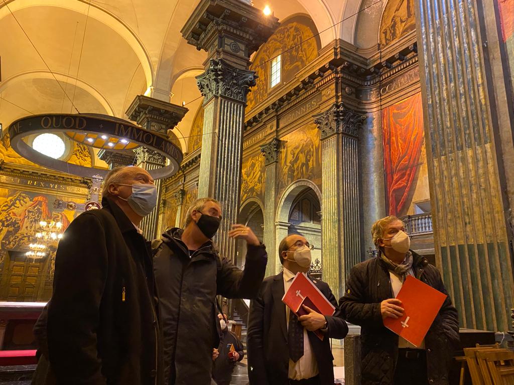 culturagob's tweet photo. 📷 @miqueliceta ha visitado esta mañana la catedral de Vic, acompañado por el vicario general de la diócesis, Josep Maria Riba. El ministro ha reiterado el compromiso en la restauración de las pinturas murales obra de Josep Maria Sert, a través del @ipcepatrimonio https://t.co/PoHeujKyDQ