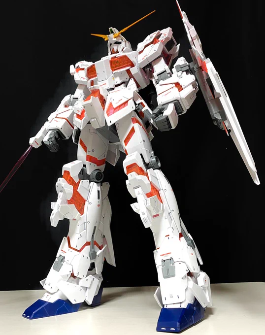 なんとかスミ入れとデカール貼りまでできた。ひとまず完成とする。ユニコーンガンダム デストロイモード 1/48スケール。デカすぎ。足の踝あたりまでで握りこぶし1つ分。 