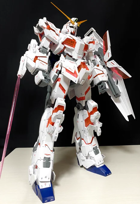 なんとかスミ入れとデカール貼りまでできた。ひとまず完成とする。ユニコーンガンダム デストロイモード 1/48スケール。デカすぎ。足の踝あたりまでで握りこぶし1つ分。 