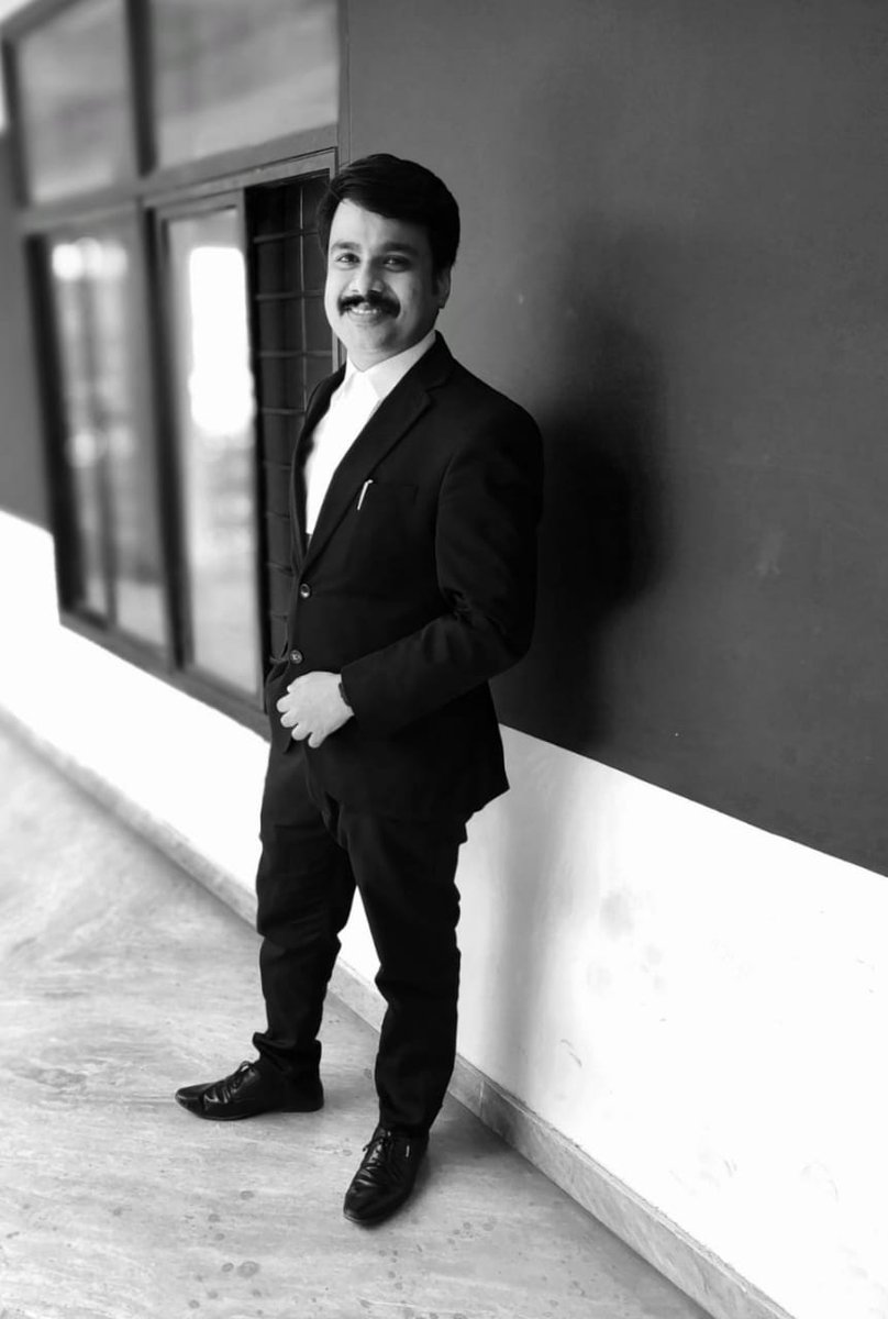 OSidharth's tweet photo. In Love with Black &amp; White.🖤🤍

Because no colour can beat the darkness of black and the lightness of white. https://t.co/TwCzJ8CsQl