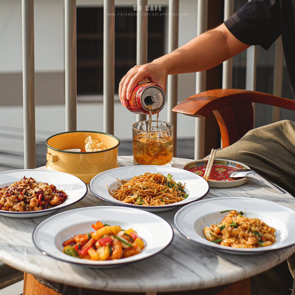 gocafethailand's tweet photo. #บาร์สุดชิลล์วิวสวยย่านพระนคร🏠
สายนั่งชิลล์ต้องชอบ กับร้าน Gaginang “กากี่นั้ง” ร้านอาหารกึ่งบาร์ Rooftop สไตล์จีน ที่วิวสวยมาก ภายในร้านจะอยู่ชั้น 4 ของตึก ที่มองออกไปจะเห็นวัดบวรและย่านเมืองเก่าแบบเต็มตา ☺️@aroii @Kin24hrs 📍แนะนำโทรสำรองโต๊ะก่อนไป https://t.co/YXIWOMMVul