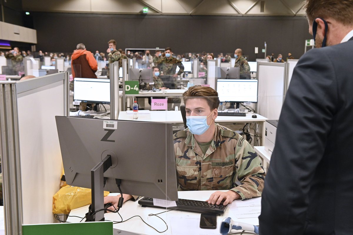 korpsmariniers's tweet image. De band tussen #Rotterdam en het Korps Mariniers is uniek. Het is dan ook niet gek dat binnen no time 50 mariniers zijn opgeleid om te vaccineren, administreren en mensen te begeleiden in @rotterdamahoy.
Komende weken breiden we dit uit naar 110 mariniers.

#QPO #Verbondenheid