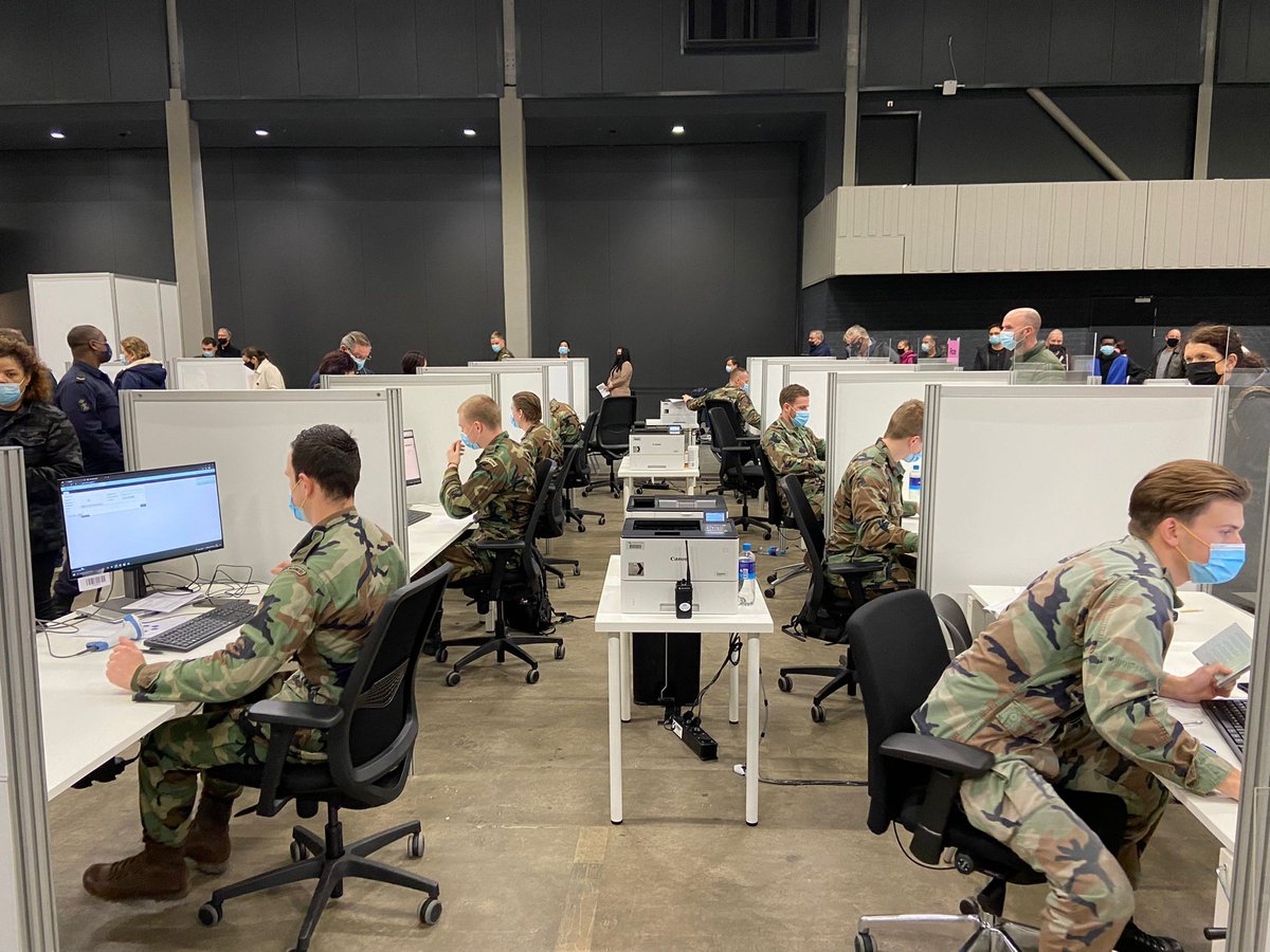 korpsmariniers's tweet image. De band tussen #Rotterdam en het Korps Mariniers is uniek. Het is dan ook niet gek dat binnen no time 50 mariniers zijn opgeleid om te vaccineren, administreren en mensen te begeleiden in @rotterdamahoy.
Komende weken breiden we dit uit naar 110 mariniers.

#QPO #Verbondenheid