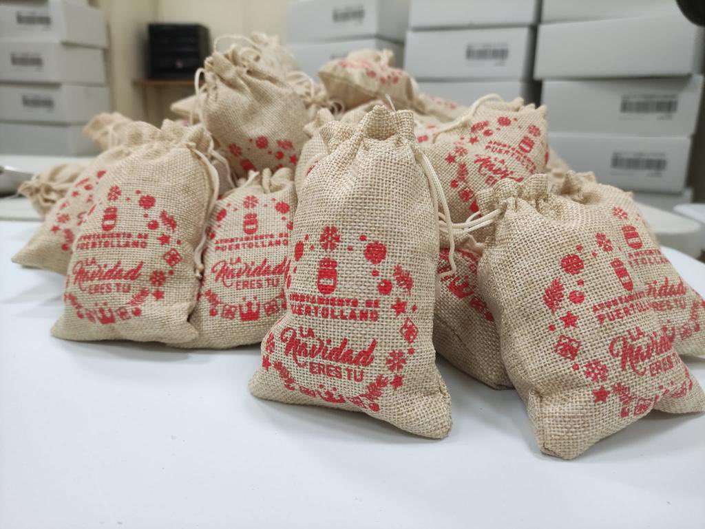 JESUSFABIAN2's tweet photo. Mientras los #ReyesMagos reciben a los niños de #Puertollano en la
caseta de la concha de la música, los extraordinarios pajes reales se esmeran en llenar las bolsas de caramelos que #Mechor #Gaspar y #Baltazar repartirán  en la magnífica #cabalgata de #Puertollano… https://t.co/2DGw53Dnul
