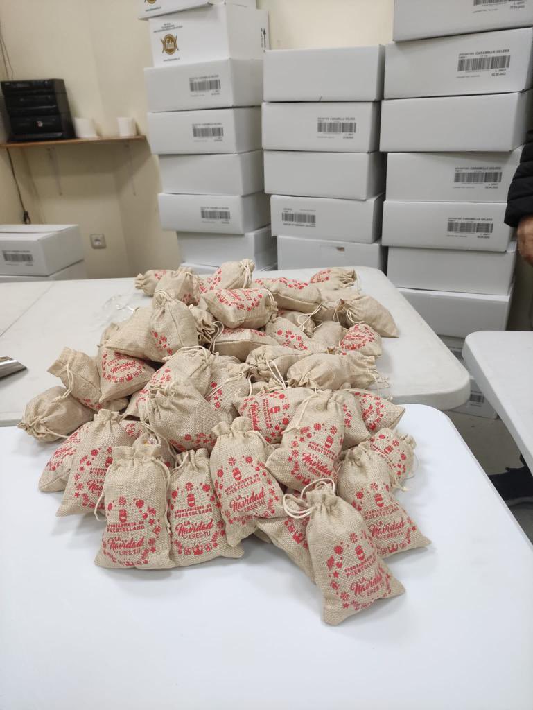 JESUSFABIAN2's tweet photo. Mientras los #ReyesMagos reciben a los niños de #Puertollano en la
caseta de la concha de la música, los extraordinarios pajes reales se esmeran en llenar las bolsas de caramelos que #Mechor #Gaspar y #Baltazar repartirán  en la magnífica #cabalgata de #Puertollano… https://t.co/2DGw53Dnul