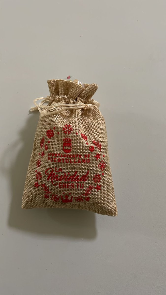 JESUSFABIAN2's tweet photo. Mientras los #ReyesMagos reciben a los niños de #Puertollano en la
caseta de la concha de la música, los extraordinarios pajes reales se esmeran en llenar las bolsas de caramelos que #Mechor #Gaspar y #Baltazar repartirán  en la magnífica #cabalgata de #Puertollano… https://t.co/2DGw53Dnul