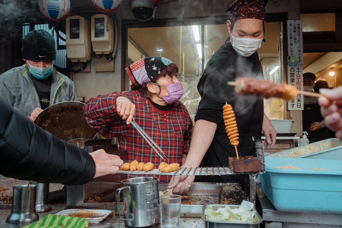 Ichiban_Japan's tweet photo. Hatsumode, la première prière de l'année au sanctuaire Chiyobo Inari-jinja à Gifu ⛩️
La franquette est à son comble avec la grande spécialité du coin : les brochettes panées Kushikatsu 🔥 https://t.co/koMgjqsb4y