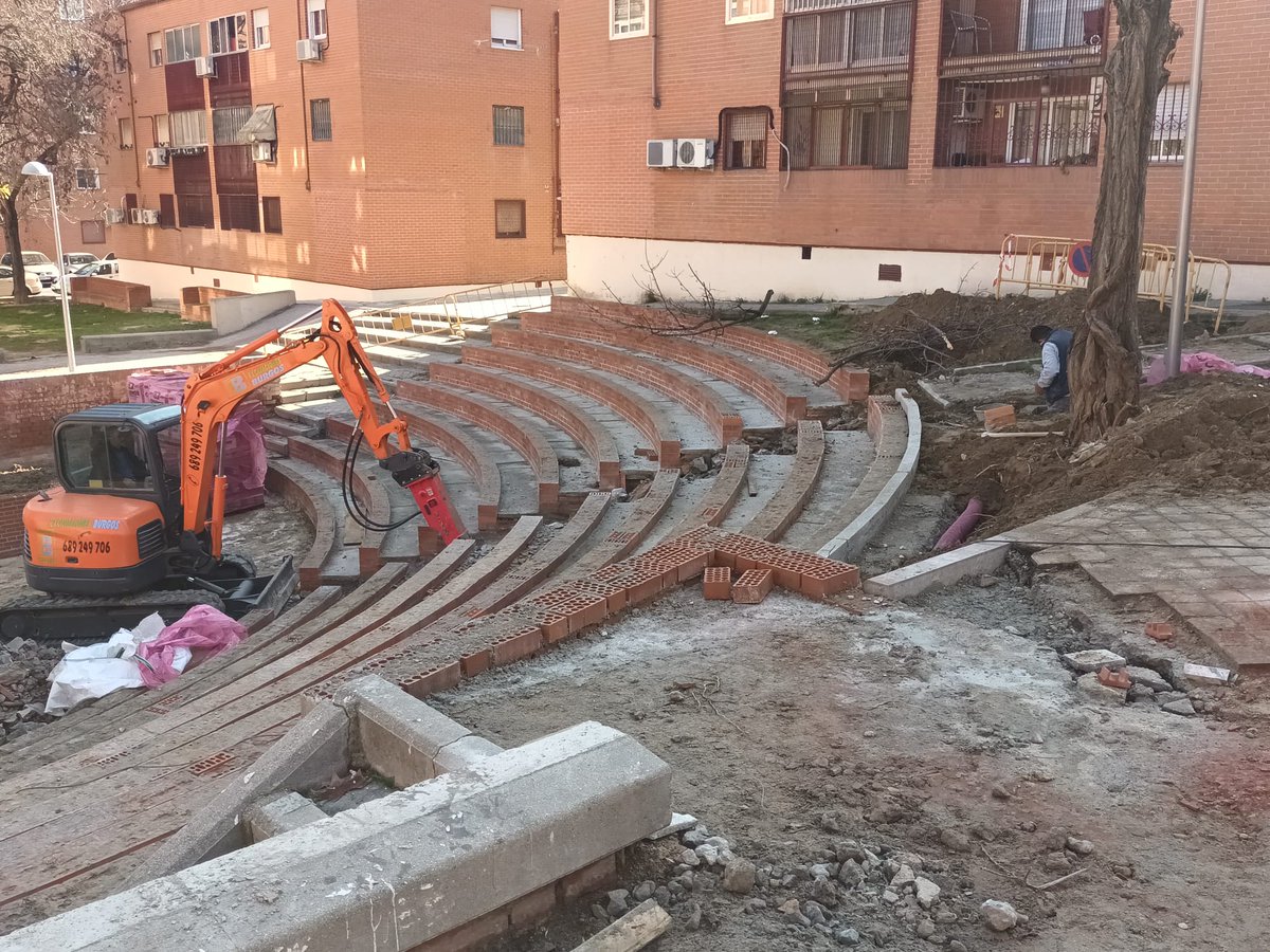 jmd_usera's tweet photo. Avanzan a buen ritmo las obras 🚧🚧 de reforma del antiguo anfiteatro de la calle Teba en #SanFermín #Usera 🧱👷🏼con la adecuación de la zona de gradas y la mejora de la accesibilidad al recinto. Disculpen las molestias. #Useraen+ #PIBA #juntosmejoramosusera https://t.co/Ogk2n8wOhH