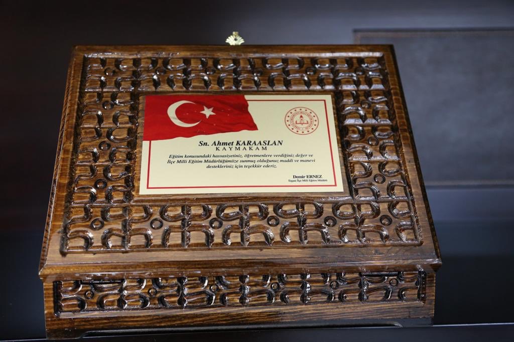 erganimem2's tweet photo. İlçe Milli Eğitim Md. Sn. Demir ERNEZ, Ergani Eğitim Camiası adına Kaymakamımız ve Belediye Başkan V. Sn.Ahmet KARAASLAN’a Eğitim konusunda gösterdiği hassasiyet, öğretmenlere verdiği değer, okullara sunmuş olduğu destekler için plaket takdim ederek teşekkür etti. @ErnezDemir https://t.co/pi1ps8ZxSj