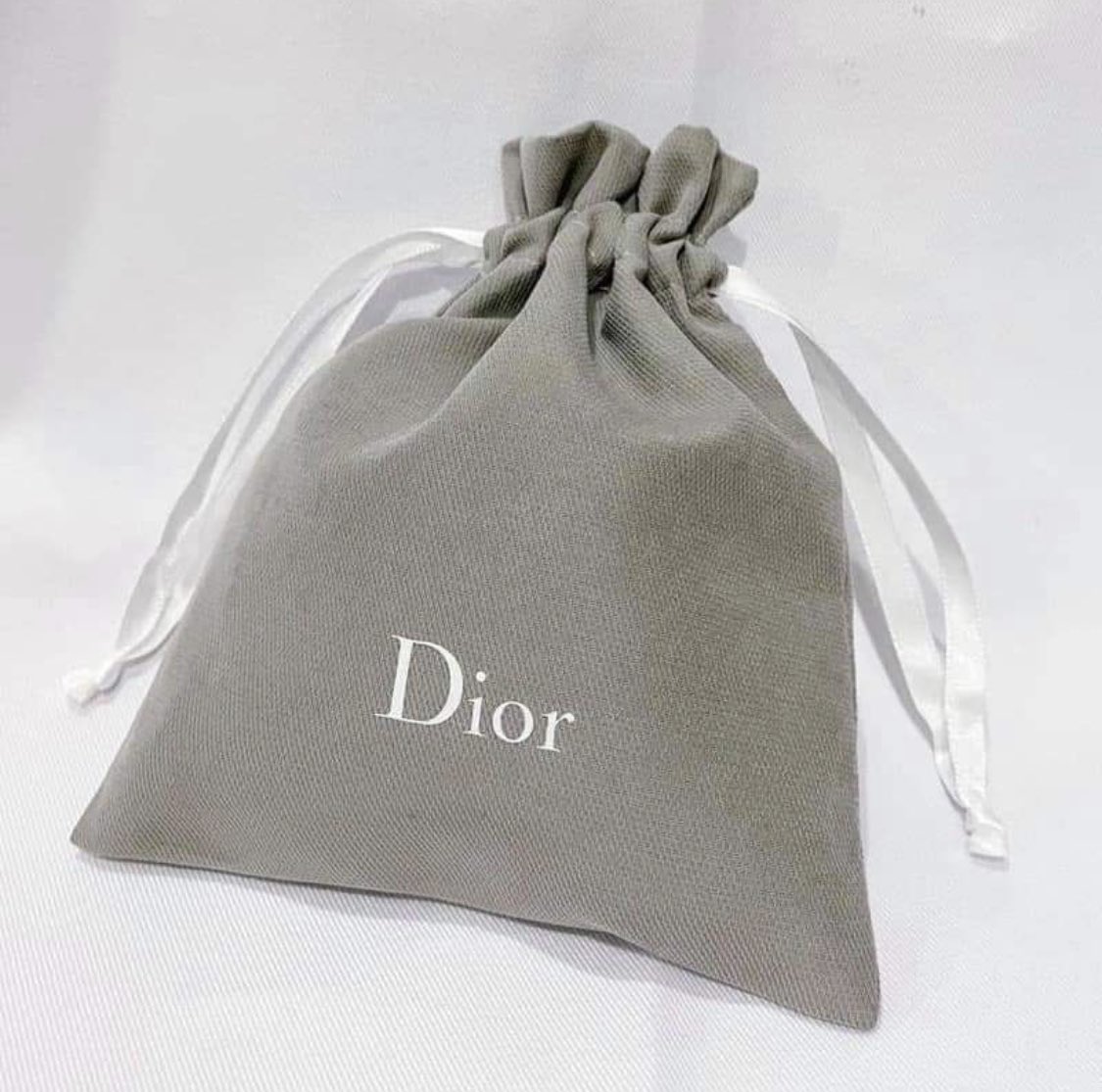 maprangkonsuay's tweet photo. #แจก กระเป๋าผ้า Dior ของจริงสวย
ตาแตกใส่ของได้เยอะเมคอัพจิวเวอรี่
🪄กติกา รี + ฟอล สุ่มตอนรีครบ 1.5k✨ https://t.co/fjMyKVx693