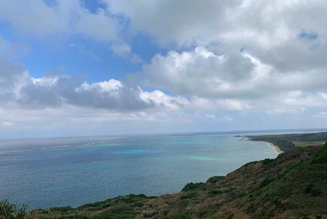 ,
石垣島3日目🏝✨
,
本当は1泊2日で帰る予定だったけど、それじゃ足りなくてまさかの延泊😂
,
最後はまた遠出！
40分くらいバスに揺られて平久保崎へ
どこに行っても海も空も綺麗で素敵なところだった✨
,