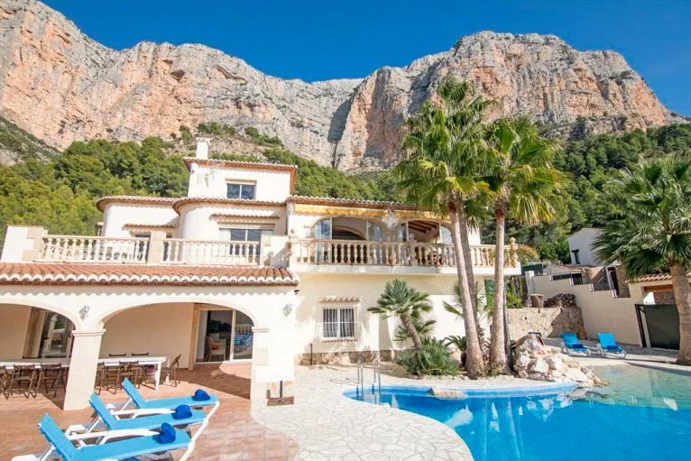 info_pearl's tweet photo. Villa Ermita Montgo district Jávea has impressive views from each floor. Ermita has lagoon shaped pool with steps &amp; beach slope, wheel chair access to ground floor, pool &amp; terrace. Private chef available.
#privatechef #montgojavea #Javeavillatorent #javeavillaforrent https://t.co/GjhcOKtWtP