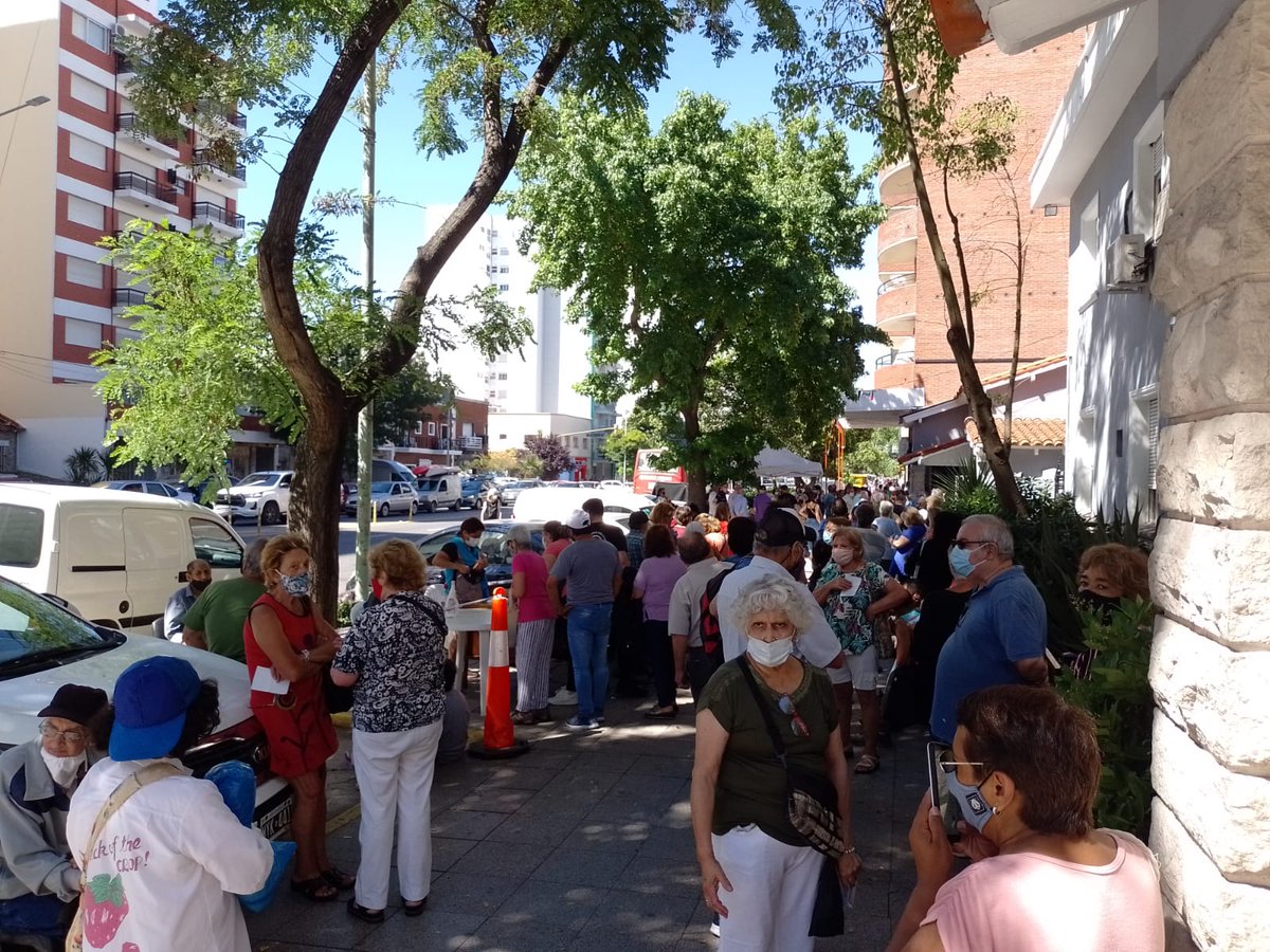 lu9mardelplata's tweet photo. #AHORA Continúa la tendencia de largas filas tanto en los centros de vacunación como de testeo en la ciudad. La información en el móvil de @roberchaca https://t.co/LVl7Eosm3Q
