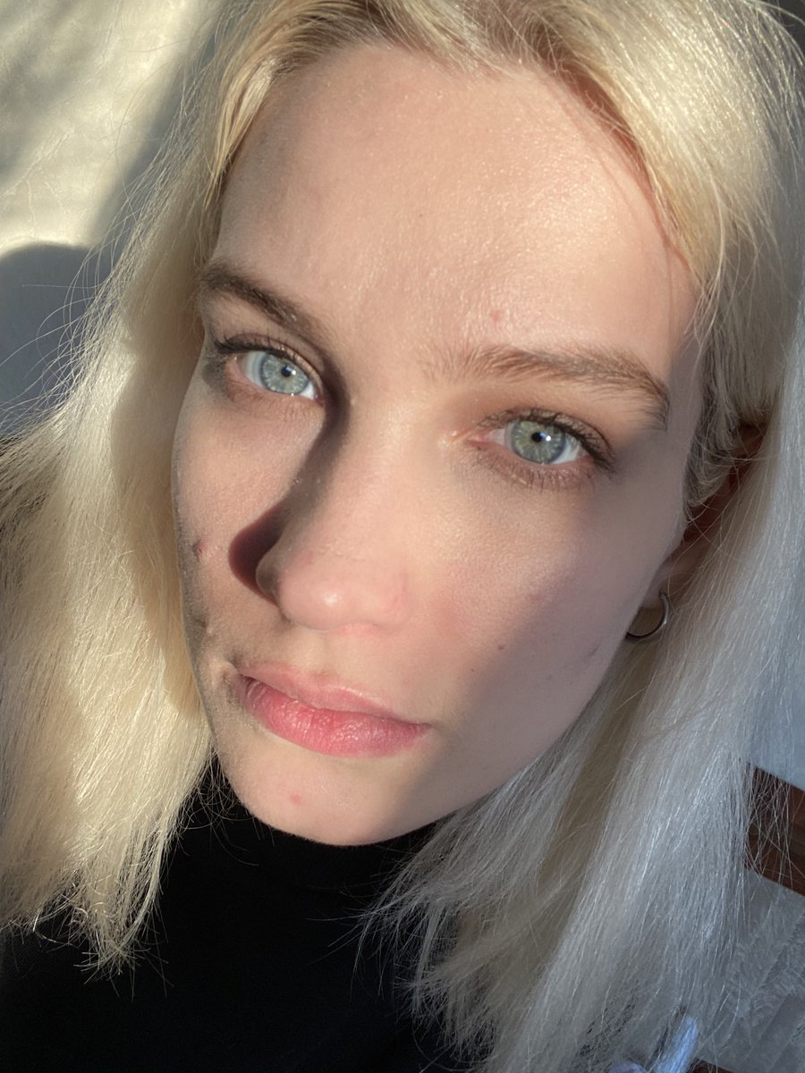 Happy_End_'s tweet photo. Что? Зелёный ? 
Относительно какой фазы луны мои глаза меняют цвет ? https://t.co/ihuVqSl7cf