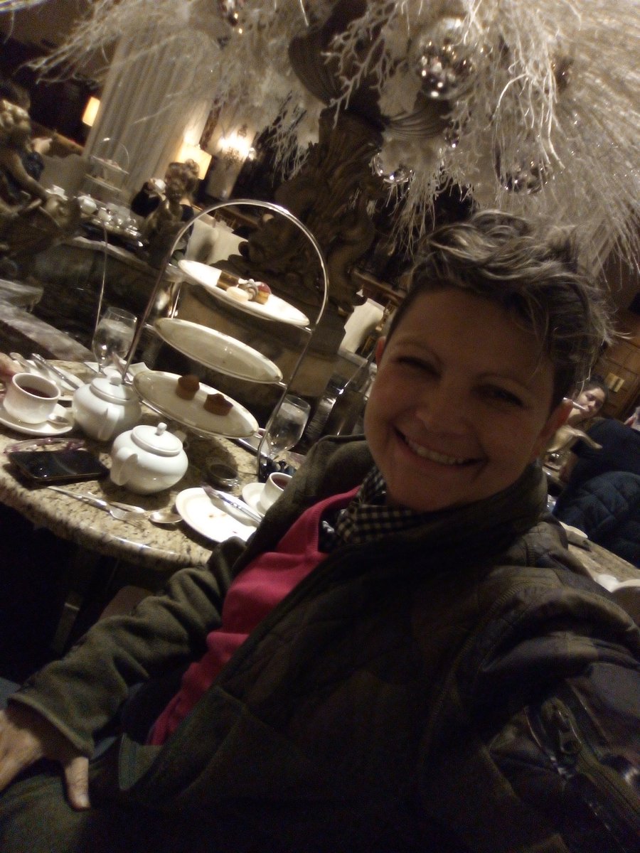 aatristainm's tweet image. Así como me gusta el vino, amo también el té y el hotel #Drake en Chicago tiene hasta el 9 de enero una experiencia super rica q se llama el #HolidayTea. Llenan tu mesa de bocadillos salados y pastelitos y seleccionas tu té de más de 60 opciones! Todo delicioso!! #TheDrakeHotel