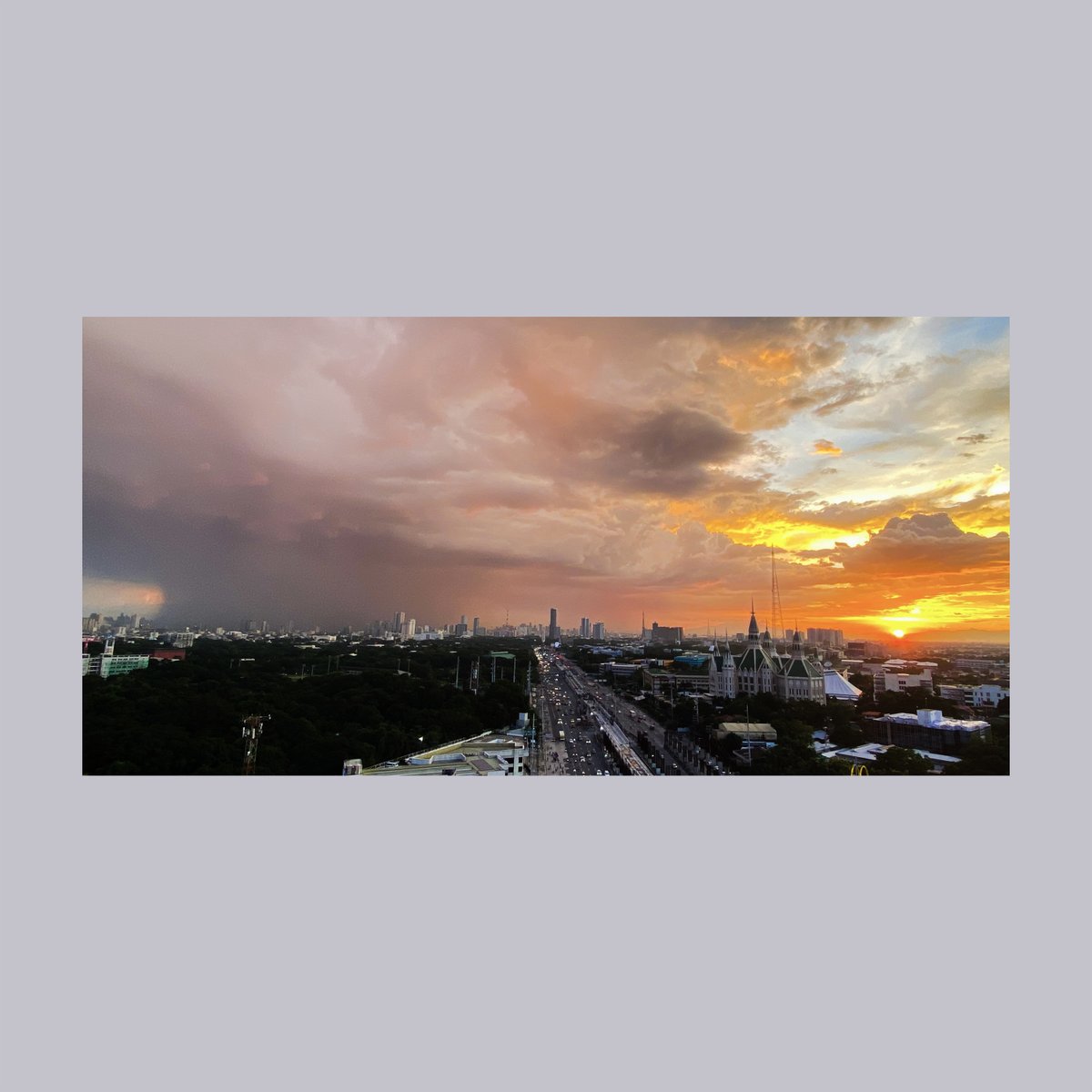 HappyA420's tweet photo. Sunset &amp; Rain.
Differences can be beautiful together.
#sunset #rain #weather #beautiful #rooftopviews 

Express your message through photography.

#happymind #happyA #mentalhealth #lifeinspiration #inspire #inspireothers #photography https://t.co/jzwP5bzGPq