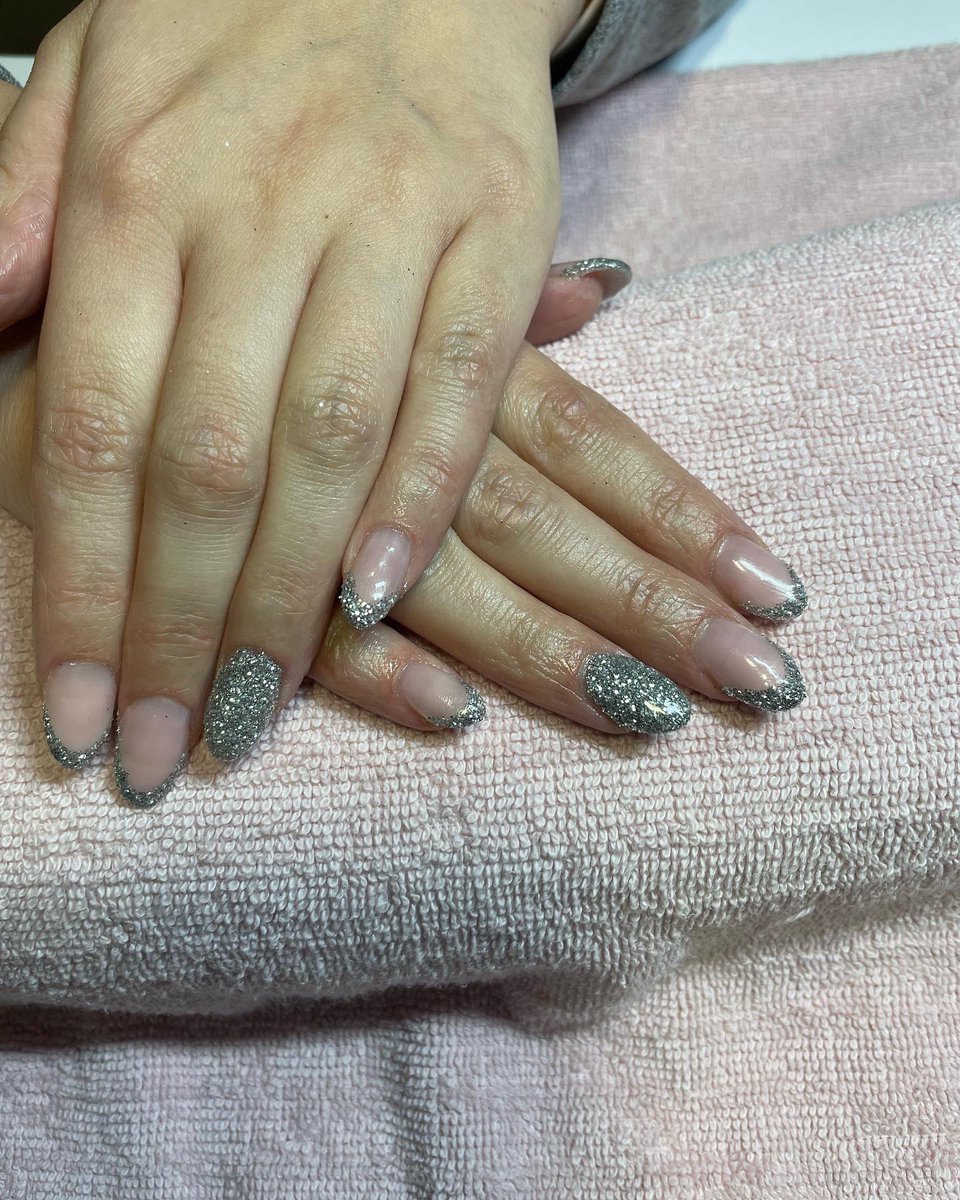 💍Silver Sparkle Christmas Nails💍

Builder in a bottle nail extensions in French manicure design with glitter tips

#biabnails #biab #gel #gelpolish #glitternails #frenchmanicure #frenchmani #nails #nailsofinstagram #nailart #nails💅