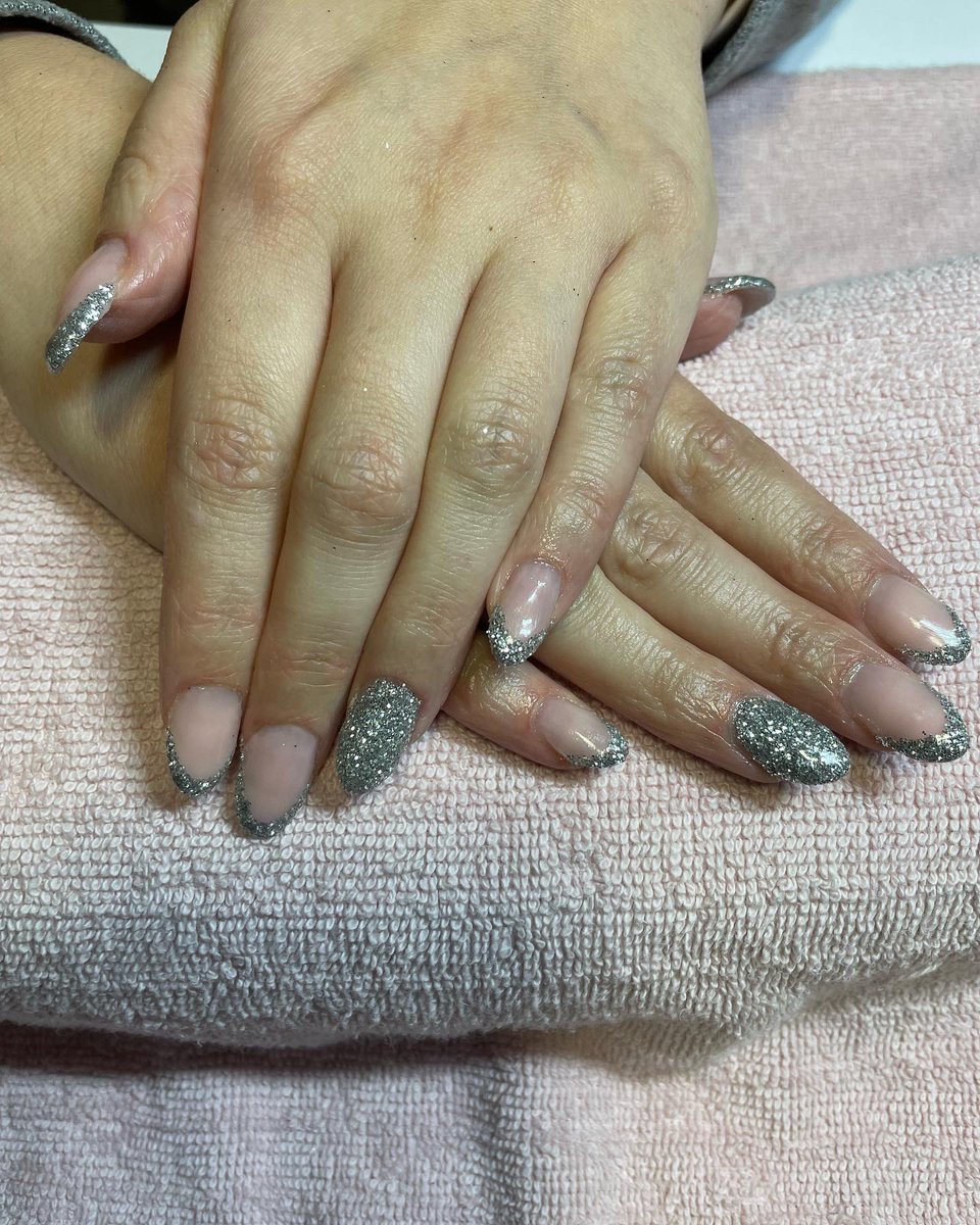 z_shells's tweet photo. 💍Silver Sparkle Christmas Nails💍

Builder in a bottle nail extensions in French manicure design with glitter tips

#biabnails #biab #gel #gelpolish #glitternails #frenchmanicure #frenchmani #nails #nailsofinstagram #nailart #nails💅 https://t.co/cnXx5wqUyk