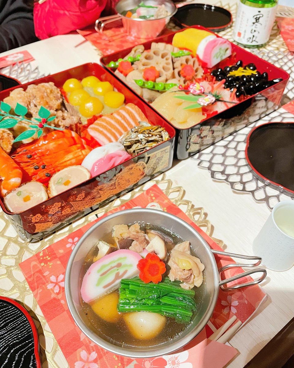 nanamon0317's tweet photo. 手作りおせちとお雑煮🍱🍲
シェラカップにお雑煮入れたら、キャンプ感出ますな🏕😁

寒かったから、お雑煮で温まりました🍲♨️🍶
.
#お正月キャンプ
#こたつキャンプ
#キャンプ初め
#20220101 https://t.co/QF4xNQckbw