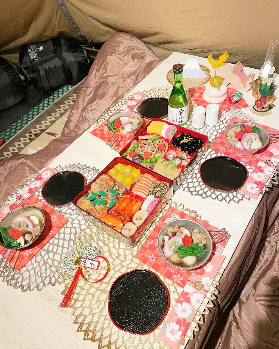 nanamon0317's tweet photo. 手作りおせちとお雑煮🍱🍲
シェラカップにお雑煮入れたら、キャンプ感出ますな🏕😁

寒かったから、お雑煮で温まりました🍲♨️🍶
.
#お正月キャンプ
#こたつキャンプ
#キャンプ初め
#20220101 https://t.co/QF4xNQckbw