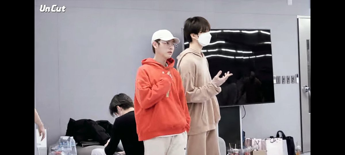 dearheiio's tweet photo. #renjunharem 

Markren : peluk kangen
Hyuckren : pelukan gatau tempat
Jaemren : pepet dikit ah
Rensung : "tahan dek, kita cuma adek kakak"

Jaeren? Jadi cameo numpang lewat doang wkwkwk https://t.co/qiHBBhhQ1P