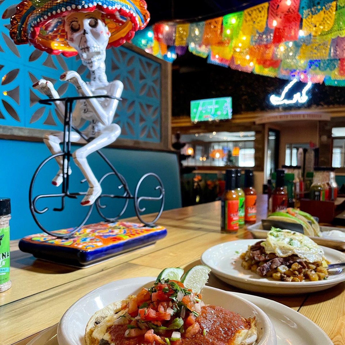 DirtyWaterMedia's tweet photo. The holidays are OVER! So we’ve ditched the gray Boston weather (Hey 2022!! where’s the damn sun!?!?!) & headed south to 🌞 Florida!! Tag along with DWMedia’s @GiannaGravalese to see how to #LiveFlorida right!! @ShipyardBrewing @SeaDogCantina https://t.co/fSSW3vEtgf