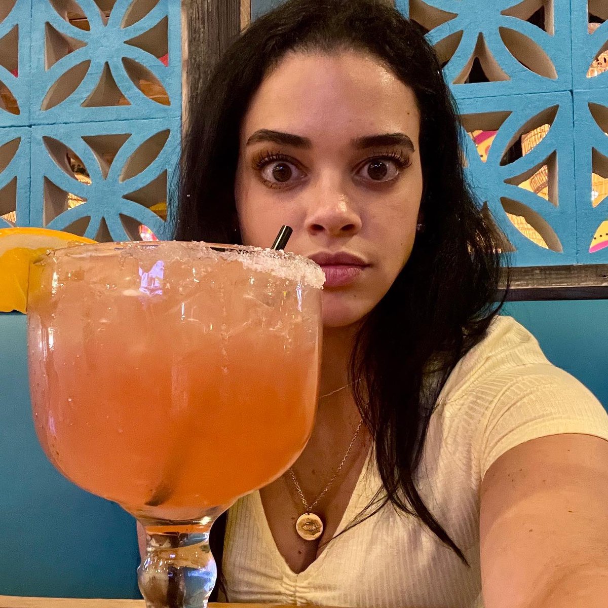 DirtyWaterMedia's tweet photo. The holidays are OVER! So we’ve ditched the gray Boston weather (Hey 2022!! where’s the damn sun!?!?!) & headed south to 🌞 Florida!! Tag along with DWMedia’s @GiannaGravalese to see how to #LiveFlorida right!! @ShipyardBrewing @SeaDogCantina https://t.co/fSSW3vEtgf