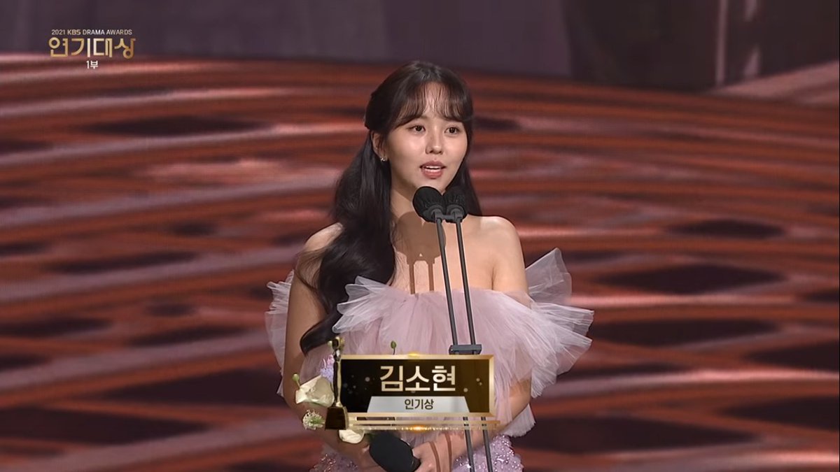 Korean___Dramas's tweet photo. Throwback (too soon I know 😅) to MC So Hyun casually moonlighting and receiving 3 awards at the #KBSDramaAwards2021 🤗

As casual as it looks, it's anything but easy, especially for River Where The Moon Rises. Can't wait for her next kdrama!! 🙏
#KimSoHyun https://t.co/DaogkiwSeE
