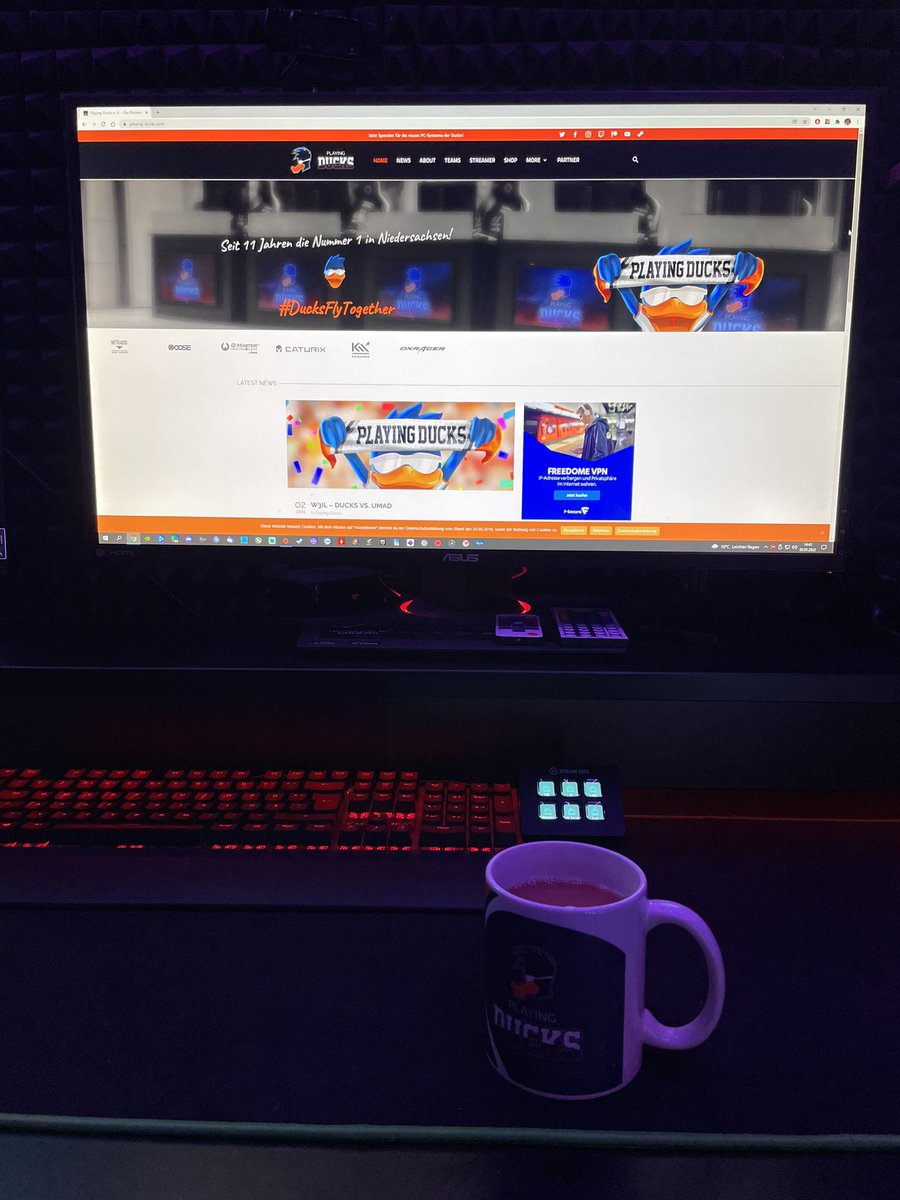 Feierabend. Erstmal News checken. <a href="/PlayingDucks/">Playing-Ducks e. V. 🇩🇪🦆</a>