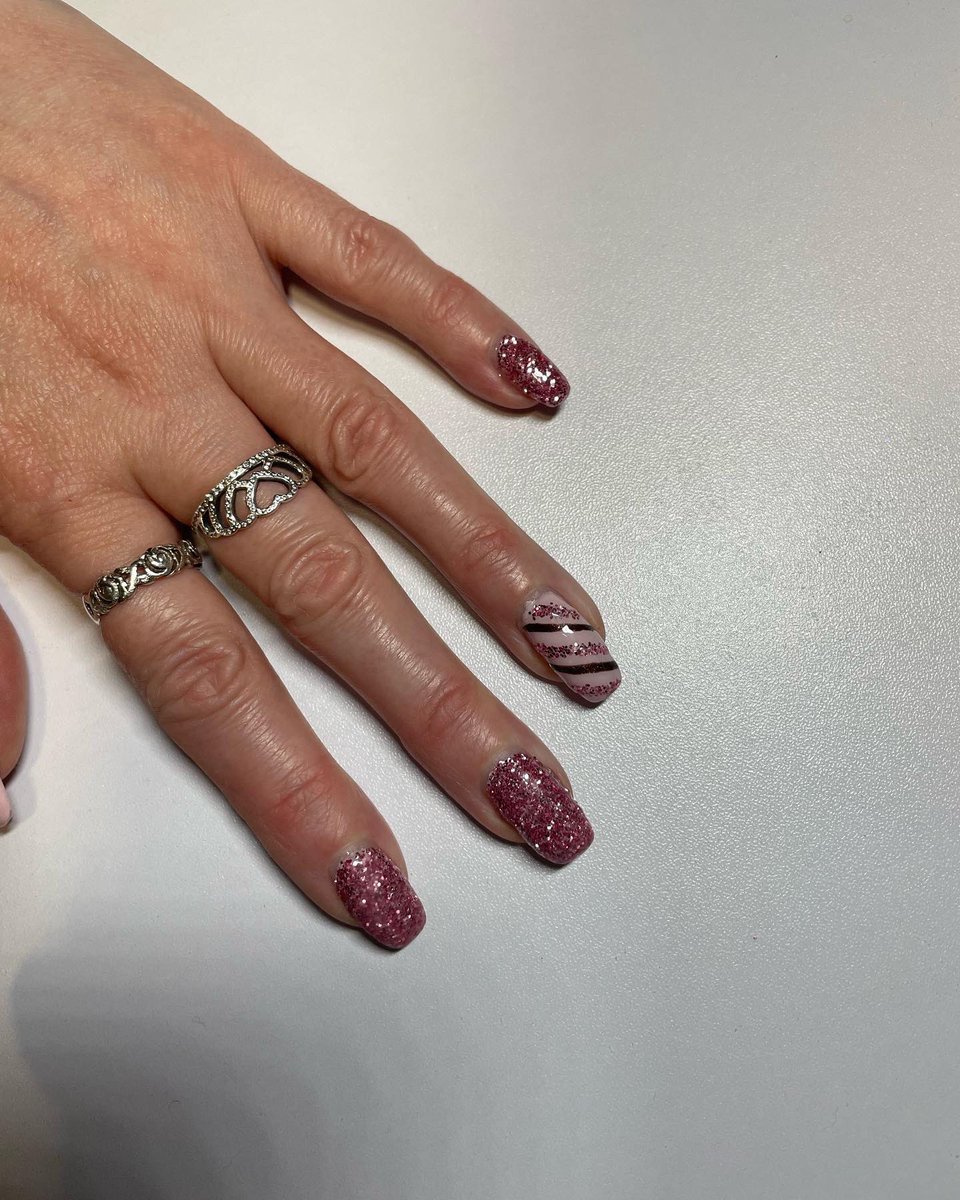 z_shells's tweet photo. 🎄 Christmas Nails! 🎄

Sparkly Christmas nails using @PremierGel Builder in a Bottle gel &amp; gel Polish
@NaioNailsUK glitter &amp; Top Coat
@BeetlesGel gel Polish 
#biabnails #builderinabottle #builderinabottlenails #gelnails #gel #gelpolish #naildesign #pinknails #nailart #nailartist https://t.co/BSwjsoSFC7