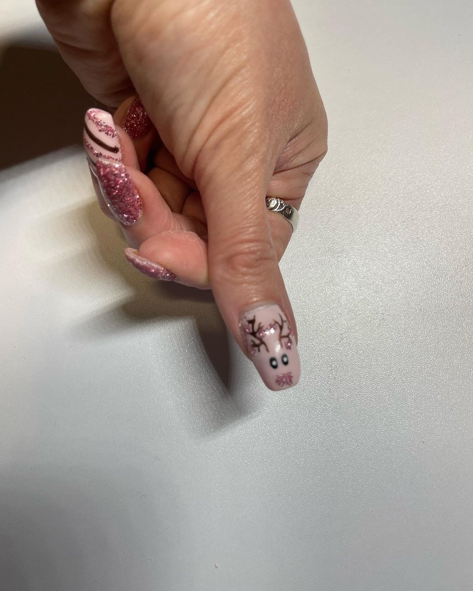 🎄 Christmas Nails! 🎄

Sparkly Christmas nails using <a href="/PremierGel/">Premier Gel</a> Builder in a Bottle gel &amp; gel Polish
<a href="/NaioNailsUK/">Naio Nails</a> glitter &amp; Top Coat
<a href="/BeetlesGel/">Beetles Gel Polish</a> gel Polish 
#biabnails #builderinabottle #builderinabottlenails #gelnails #gel #gelpolish #naildesign #pinknails #nailart #nailartist