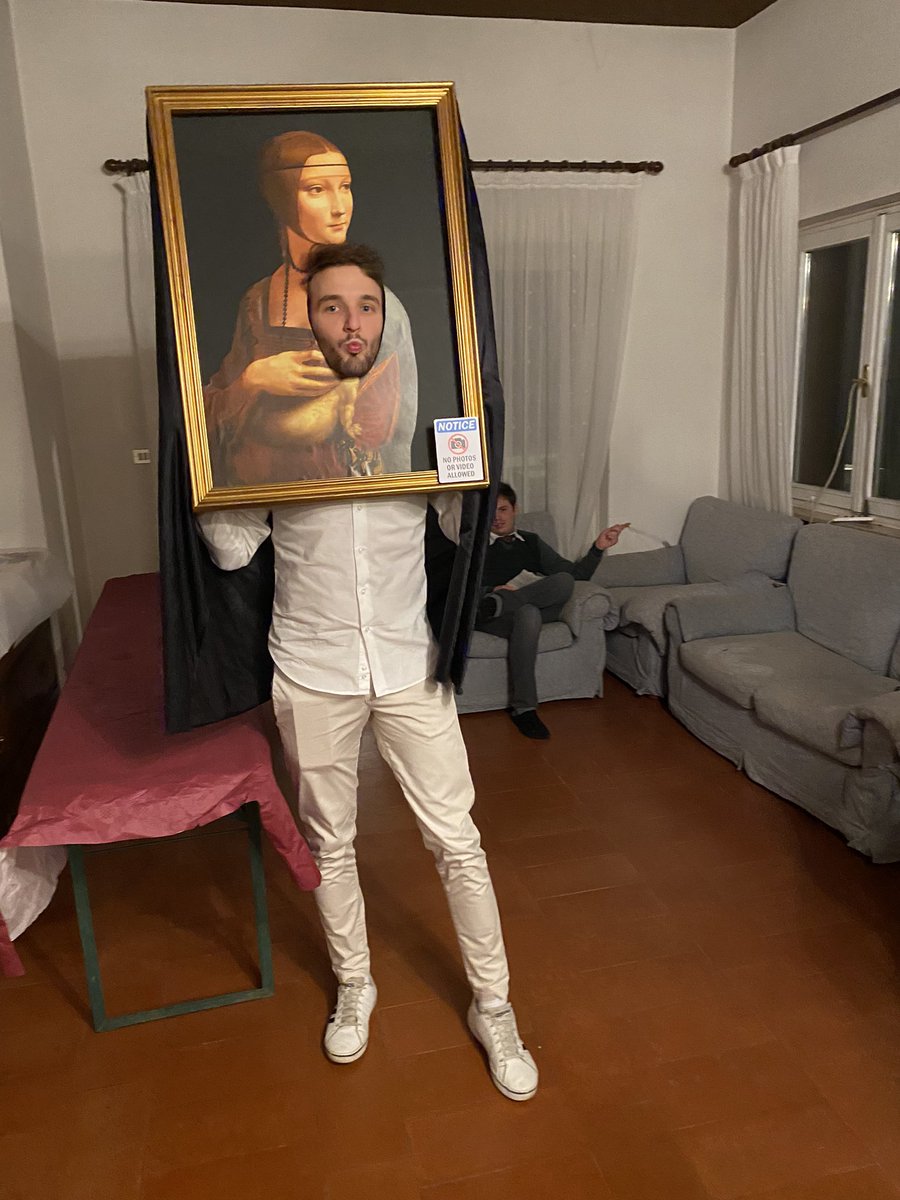 flisottaa's tweet photo. Per Capodanno abbiamo organizzato una festa a tema e guardate da cosa si è vestito un mio amico⚰️☠️ https://t.co/NYVER25OdK