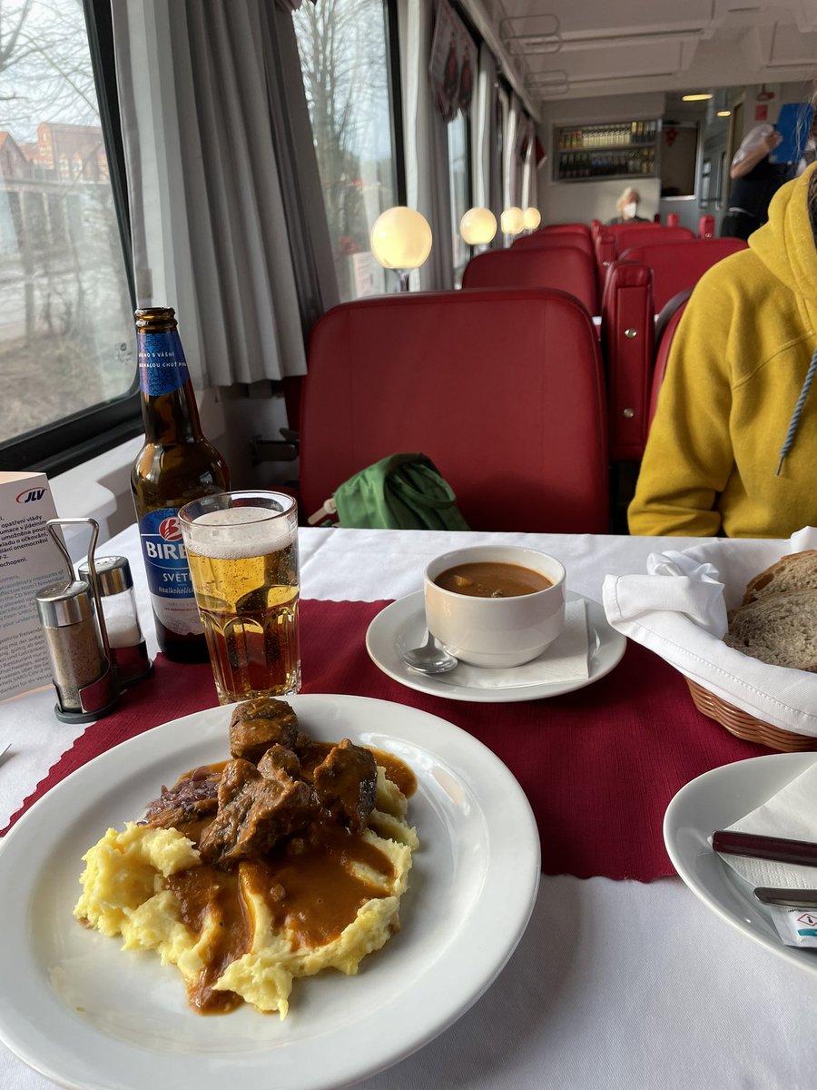 dieg0's tweet photo. Schweinebäckchen an Schwarzbier mit Sahnekartoffelpüree und Honig-Chutney aus roten Zwiebeln, Gulaschsuppe und Schokoladenpalatschinken mit Schlagsahne bei 200 km/h. 😋 #EC177 @_DiningCar https://t.co/SgeA9XMXWZ