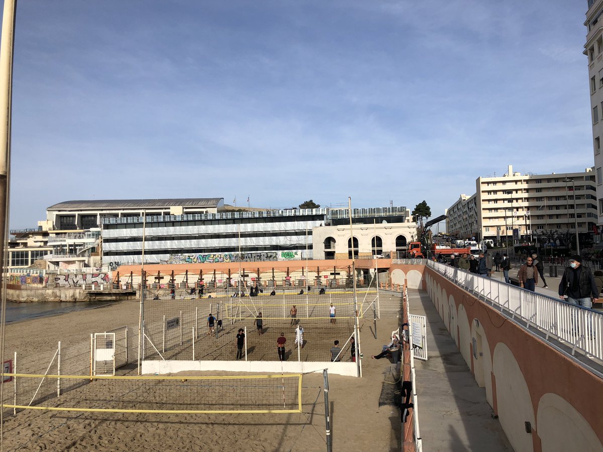 Gometmedia's tweet photo. [En images] 📸 Les travaux de la résidence #SeaOne dessinée par Rudy Ricciotti aux #catalans à #Marseille avancent à grands pas. Le parement en pierres sur les voûtes extérieures est en cours de pose. https://t.co/oqmxrlT9I9