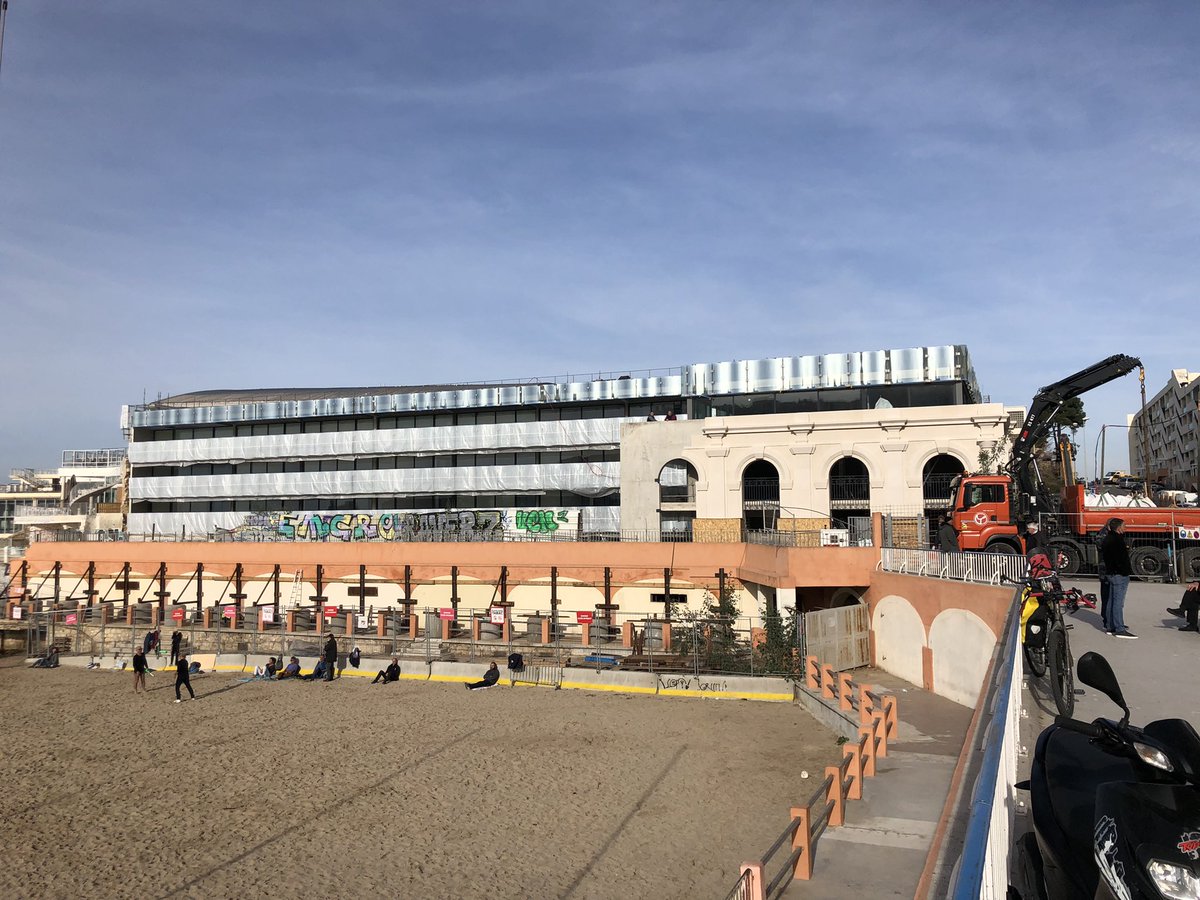 Gometmedia's tweet photo. [En images] 📸 Les travaux de la résidence #SeaOne dessinée par Rudy Ricciotti aux #catalans à #Marseille avancent à grands pas. Le parement en pierres sur les voûtes extérieures est en cours de pose. https://t.co/oqmxrlT9I9