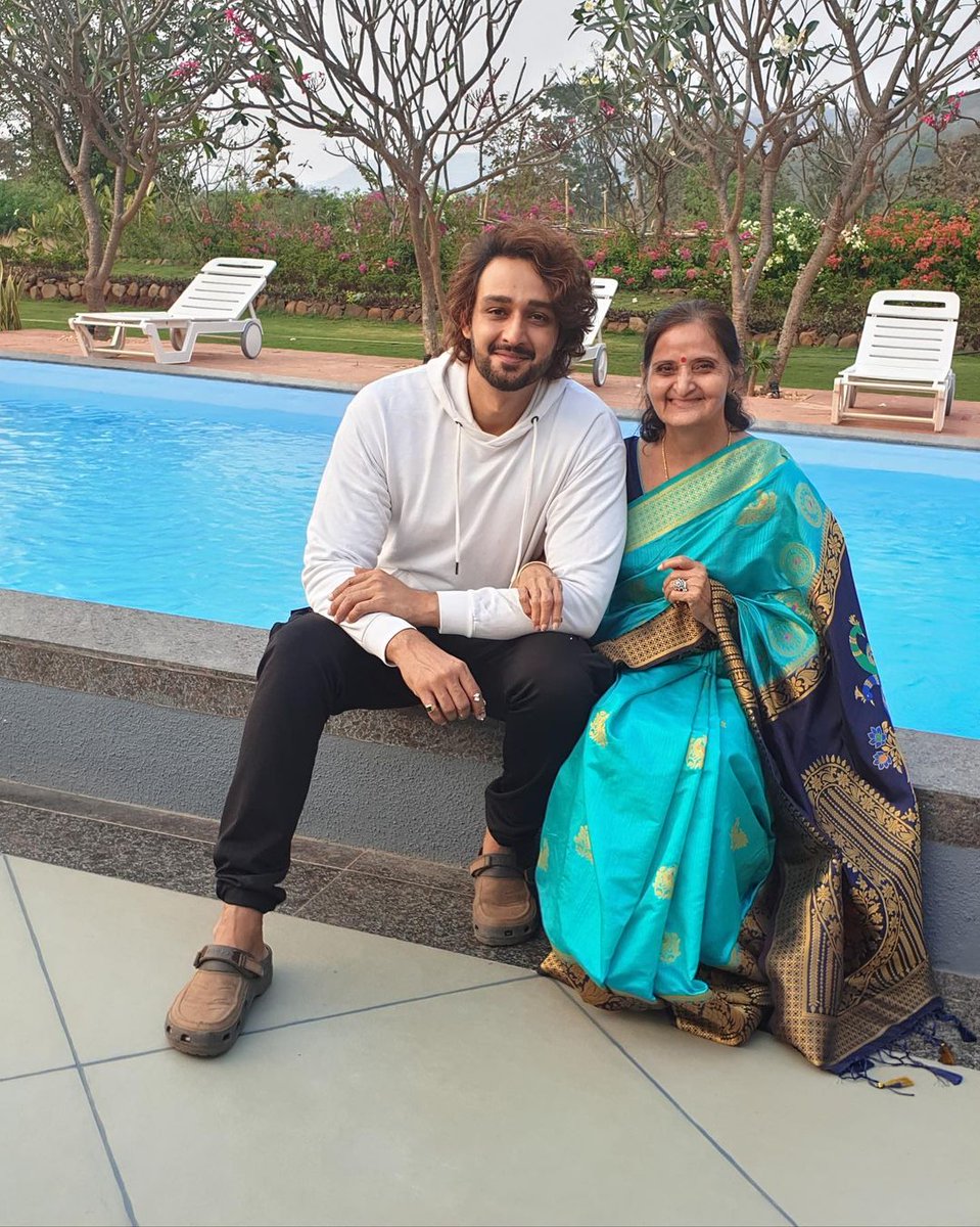 SRJ_maniaFC's tweet photo. #Repost @saurabhraajjain #WeekdayGetaway #MaasBirthday #FamilyCelebrations #WhereFamiliesBond #Karjat #sourabhraajjain https://t.co/YcuEauHlmn