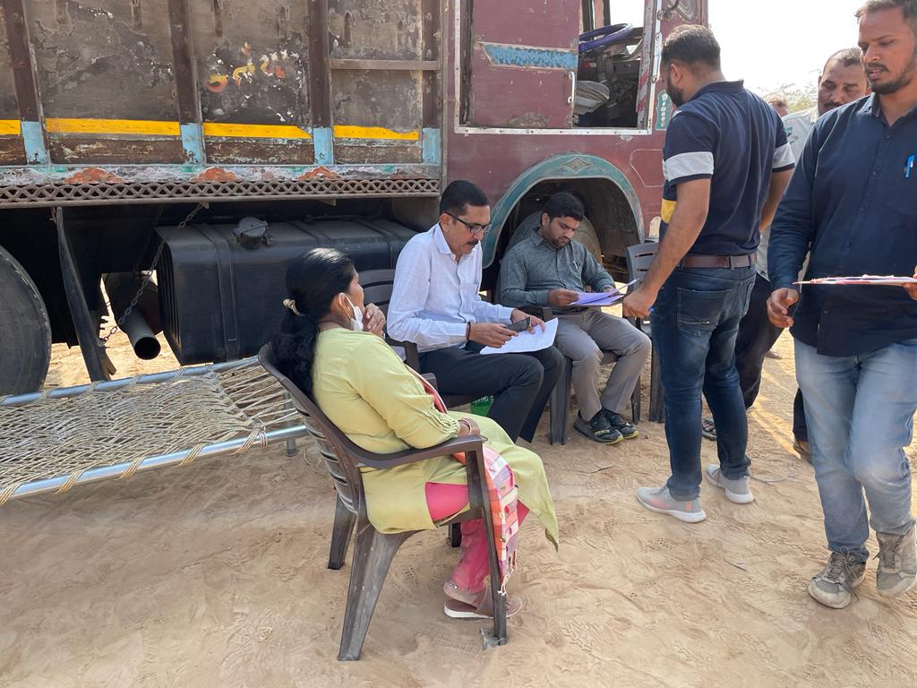 collectorpor's tweet photo. આજે પ્રાંત અધિકારીશ્રી બાટી, મામલતદાર શ્રીમતી કુબાવત અને  શ્રી જાદવની ટીમે મિયાણી ગામે સરકારી પડતર જમીનમાં ગેરકાયદે ચાલતી પથ્થરની 7 જેટલી ખાણો અને 3 લીઝોની આકસ્મિક તપાસણી  કરી મોટા પ્રમાણમાં ખનીજ ચોરી પકડી પાડી.
@CMOGuj @trajendrabjp @pkumarias @kamaldayani @revenuegujarat https://t.co/mo7wUlS4Kx