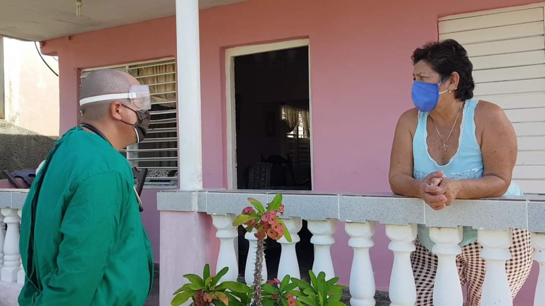 SaludDPinar's tweet photo. En las fotos, un nuevo mantuano, El Dr. Aniel Rodríguez se ganó el respeto y el cariño de sus pacientes durante los días difíciles de la pandemia. Él encarna el espíritu de sus compañeros.
#CubaViveyCelebra #CubaViveYVence #SomosContinuidad, #Feliz2022Revolución
✍📸 @LazaroBoza https://t.co/kGQDkkviOQ