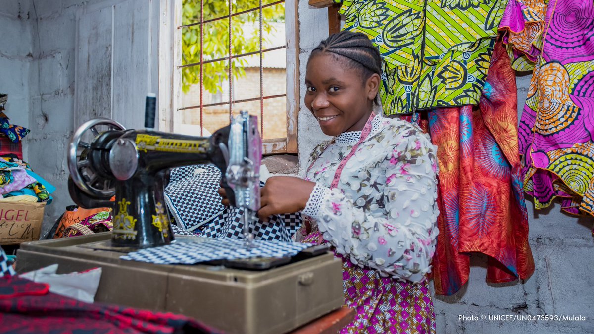 DevCanada's tweet photo. Les jeunes sont notre avenir. 

En partenariat avec @UNICEF_FR le Canada aide des jeunes comme Madeleine à Kalamie à suivre une formation pour devenir maçons, couturiers, informaticiens et peintres, et les aide à trouver leur place dans la société. https://t.co/cPpEAIOphg