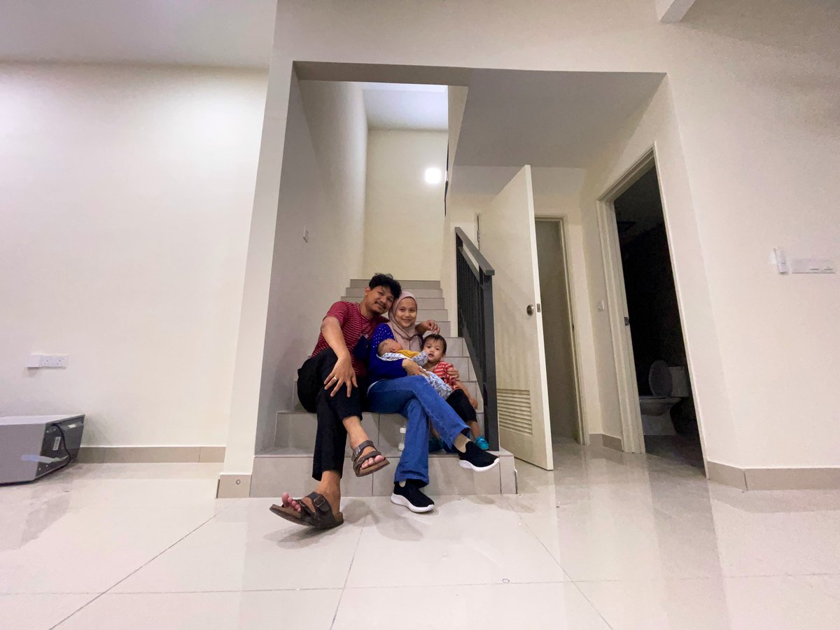 muzakkirmnsor's tweet photo. [ Kos pindah masuk rumah baru ]

Alhamdulillah, last Oct haritu dah dapat kunci rumah. Banyak jugak bende nak kene setelkan sebelum boleh masuk, dengan budget yang limited, kitorang beli la mana yang perlu dulu. Janji boleh tidur, makan, mandi dekat rumah https://t.co/QlD4IYlEar